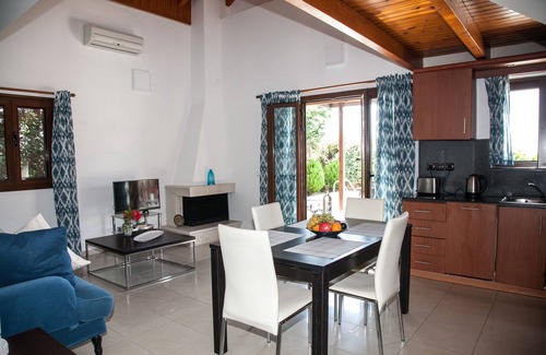 Svoronata Villa | Avithos Beach 2 Mins. Private Pool & Garden. Airport 10 Minutes.