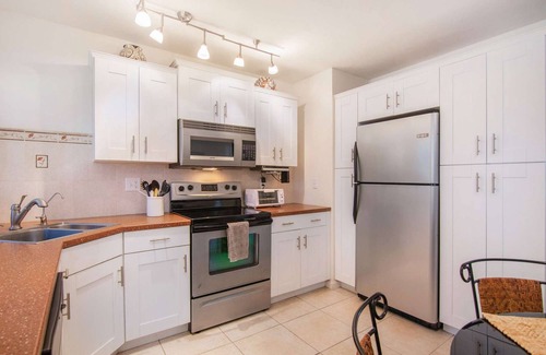 Tropic House | Avocado · Elegant Retreat Close to Beach & Arts District