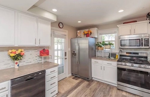 Avon Lake Cottage | Avon Lake Charming Cottage with 4 bedrooms and Lake Erie Access