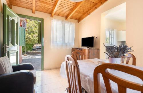 Mantzavinata House | Avra
