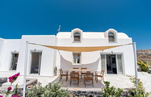 Oia Apartment | Avra Villa with Sunset View & Hot Tub in Oia