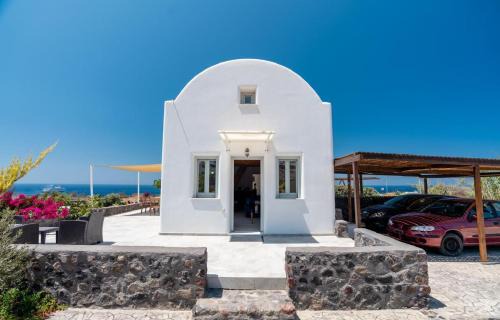 Oia Apartment | Avra Villa with Sunset View & Hot Tub in Oia