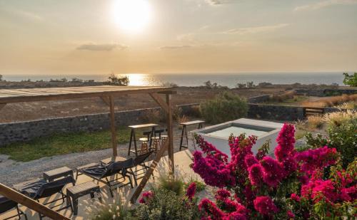 Oia Apartment | Avra Villa with Sunset View & Hot Tub in Oia