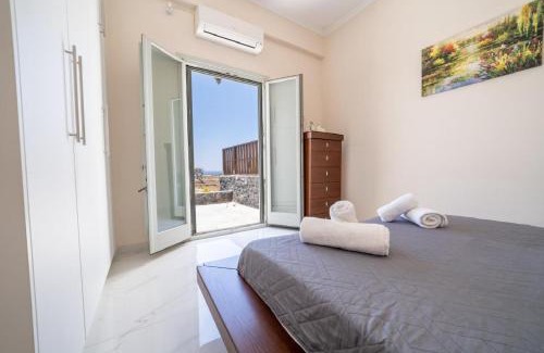 Oia Apartment | Avra Villa with Sunset View & Hot Tub in Oia