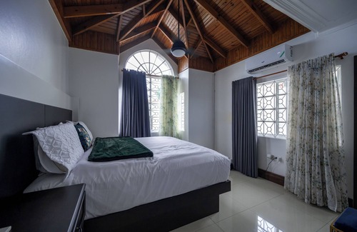 West Gate Hills House | Awaii Jamaica