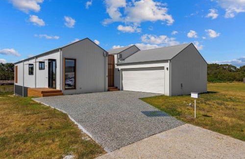 Inverloch House | Awakening Broadbeach - Wifi, linen