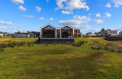 Inverloch House | Awakening Broadbeach - Wifi, linen