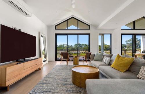 Inverloch House | Awakening Broadbeach - Wifi, linen