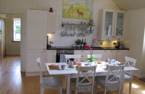 Auchterarder Cottage | Award-Winning 5 Star Luxury Private Retreat - Hot Tub, Tennis, Fishing, Horses