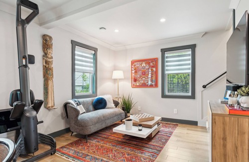 Bath House | Award Winning Luxury Carriage House a short stroll from town!