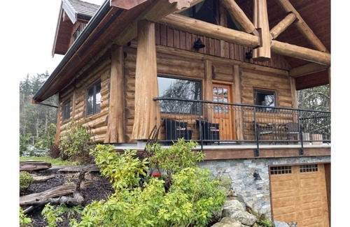 Regional District of Nanaimo Cottage | Award winning oceanside luxury log cabin