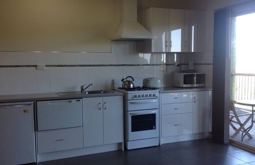 Pink Lake Apartment | Award Winning, Pet Friendly Accommodation