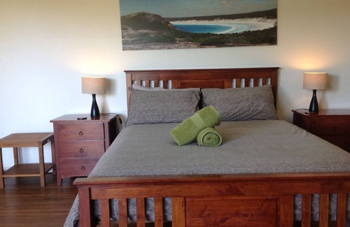 Pink Lake Apartment | Award Winning, Pet Friendly Accommodation
