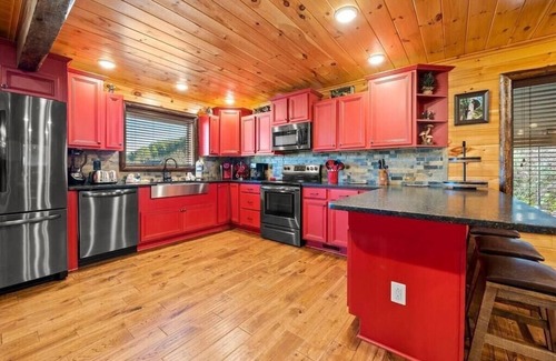 Gatlinburg - Pigeon Forge Cabin | *Award-winning POOL Retreat* Hot Tub+Arcades+MORE!