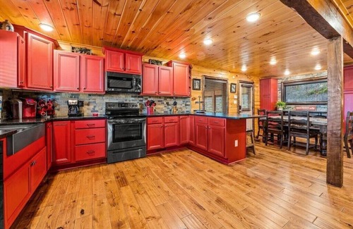 Gatlinburg - Pigeon Forge Cabin | *Award-winning POOL Retreat* Hot Tub+Arcades+MORE!