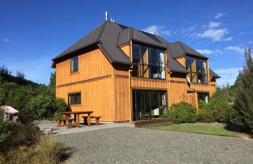 Mt Lyford House | Awardwinning luxury eco lodge with optional private outdoor hot tub &great views