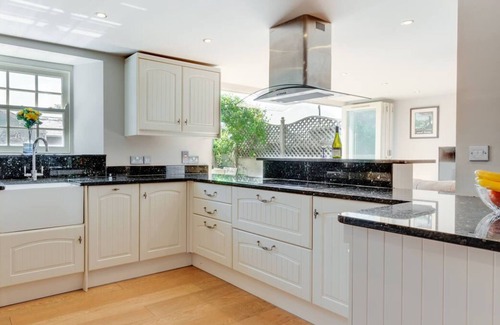 Aberaeron House | Awelon y Mor in the beautiful Aberaeron