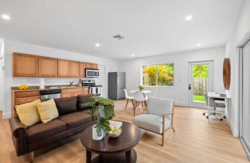 Sailboat Bend Apartment | Awesome 1BR Apartment Sailboat