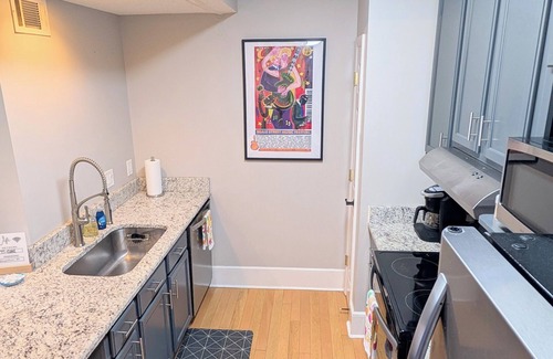Downtown Memphis Condo | Awesome 1BR downtown condo near EVERYTHING!