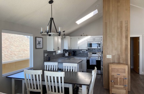 Nelscott House | Awesome 3bd 2bath 1490 sqft house with amazing ocean view!