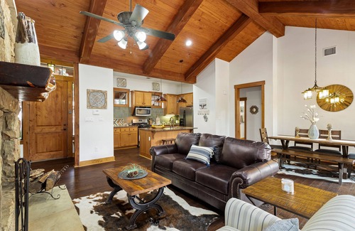 Leander Cottage | Awesome 3BR/2BA Cottage at Hollows Resort, Beach Club, Marina, Pools, Fitness (Pet Friendly)