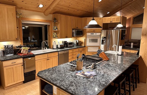 Truckee House | Awesome 7 bedroom Luxury Rental in Tahoe Donner w/Hot Tub, Huge Deck, Generator