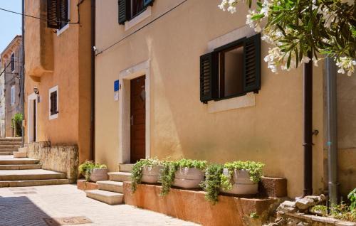 Cres Apartment | Awesome Apartment In Cres With Wifi