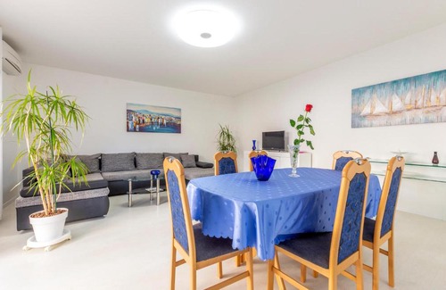 Podstrana Apartment | Awesome apartment in Podstrana w/ WiFi and 3 Bedrooms