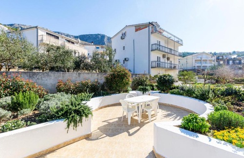 Podstrana Apartment | Awesome apartment in Podstrana w/ WiFi and 3 Bedrooms