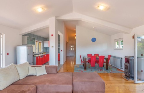 Ploce Apartment | Awesome apartment in Rogotin with WiFi