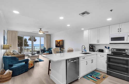 Destin Condo | ☀️Awesome Beachfront☀️Newly Remodeled-Beachfront Pool-2BR Sterling Sands 111☀️
