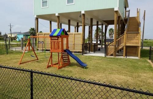 Crystal Beach House | Awesome Deck, fenced yard! Pet & kid friendly!