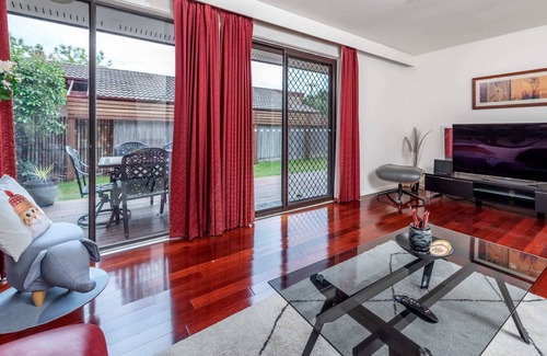 Narrabundah House | Awesome family House & Studio