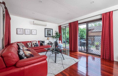 Narrabundah House | Awesome family House & Studio