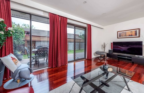 Narrabundah House | Awesome family House & Studio