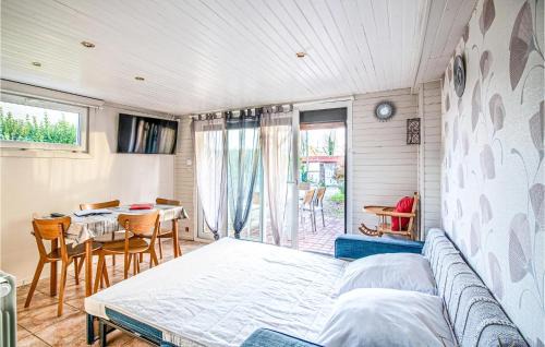 Criquetot-lʼEsneval House | Awesome Home In Criquetot-Lesneval
