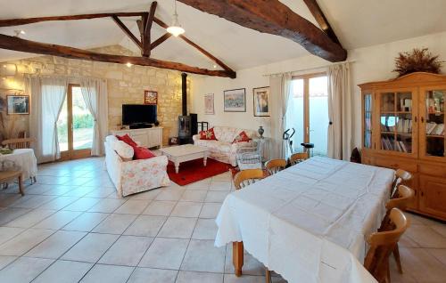 Ambares-et-Lagrave House | Awesome Home In Ambares Et Lagrave