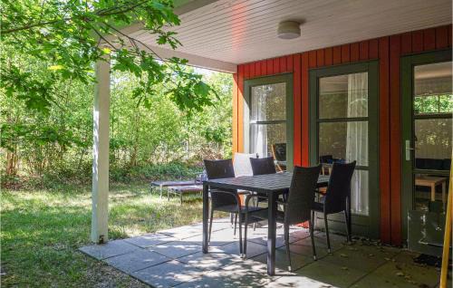 Oster Somarken House | Awesome Home In Aakirkeby With Kitchen