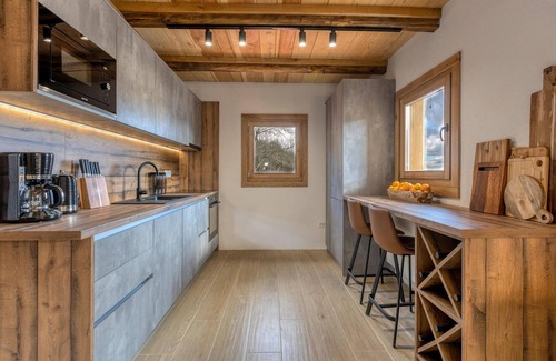 Gospic House | Awesome home in Barlete with kitchen