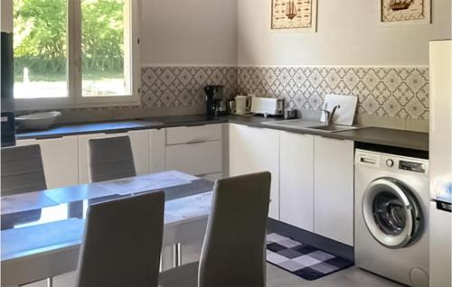 Baurech House | Awesome Home In Baurech With Wifi
