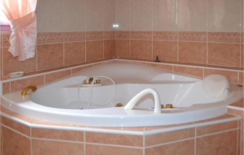 Baurech House | Awesome Home In Baurech With Wifi