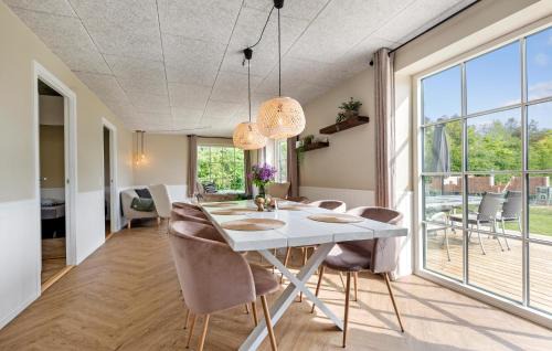 Hovborg House | Awesome Home In Hovborg With Kitchen