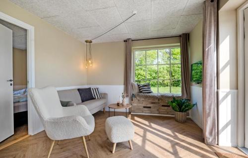 Hovborg House | Awesome Home In Hovborg With Kitchen