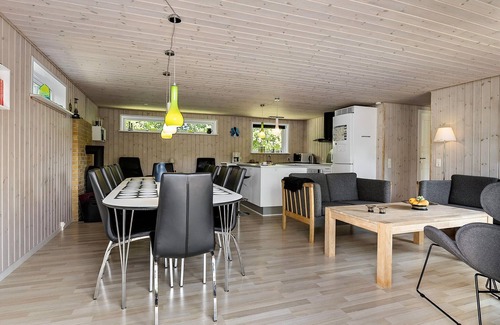Trend House | Awesome home in Løgstør with WiFi