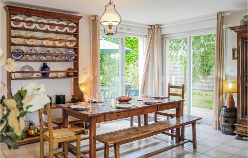 Quettehou House | Awesome Home In Morsalines With Wifi