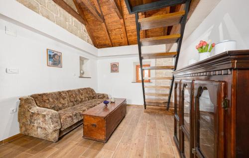 Sinj House | Awesome Home In Obrovac Sinjski