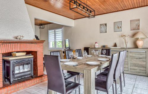 Pirou House | Awesome Home In Pirou With Wifi