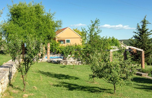 Sinj House | Awesome home in Sinj with sauna