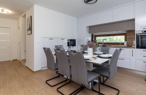 Murvica House | Awesome home in Smokovic