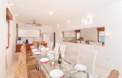 Stomorska House | Awesome Home In Stomorska With Kitchen